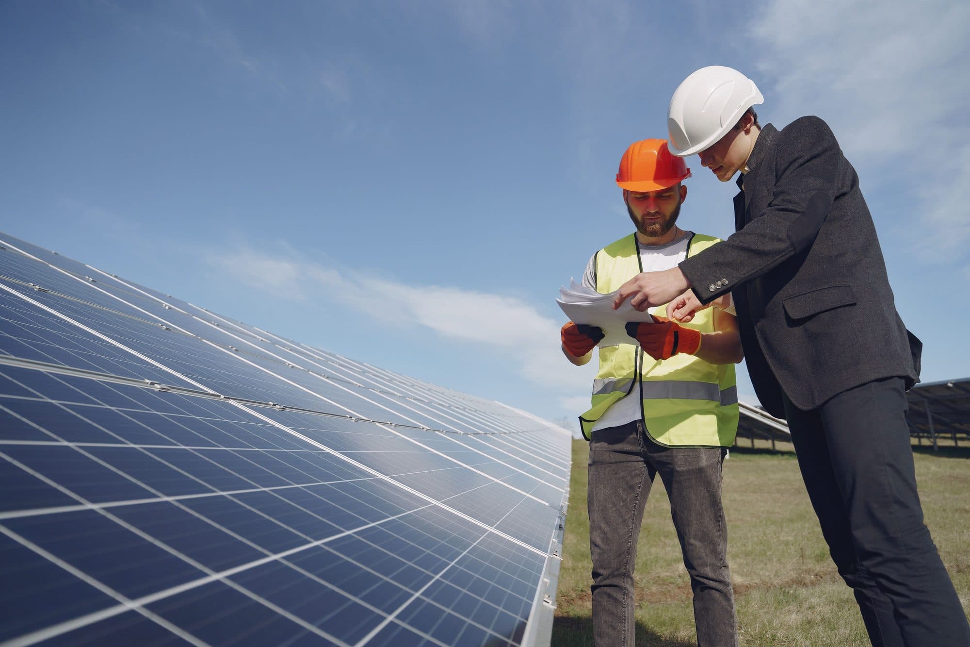ทีมงานตรวจสอบโครงการ Solar Farm